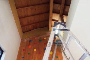 ボルダリングのある吹き抜け部分を解体し、小屋裏にOMソーラーの本体を設置する