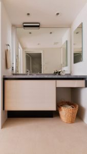 洗面室やトイレは内装を一新し、空間の色を統一することで洗練された雰囲気を演出する