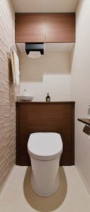 洗面室やトイレは内装を一新し、空間の色を統一することで洗練された雰囲気を演出する2