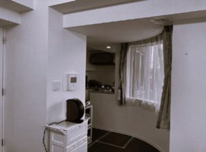 特長的なアールの窓が通路にしては広く、もったいない印象