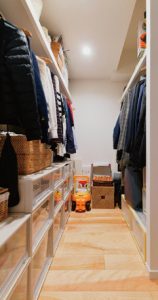 WICは廊下から直接出入りできる位置とし、収納物を考慮してパイプの高さを設計するなど工夫を施した