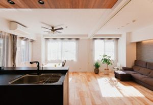 開放感あふれるLDKには、可動式の間仕切りがあり2部屋に分けられる。子どもが成長し、自室を使うようになった場合にはソファー側のスペースを夫婦用の寝室として使用することも想定。来客にも対応できる