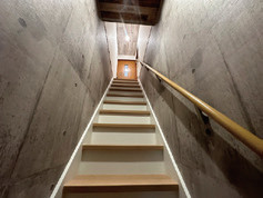 2階の納戸に上がる階段もスッキリしたデザインに