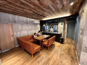 食事の支度をしながら、会話が弾むダイニングキッチン