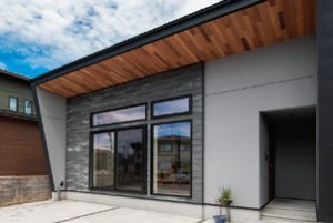 軒裏の木材がアクセントとなっているほか、減築したことで3台の駐車が可能に2