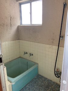 タイル張りで寒さが気になる浴室