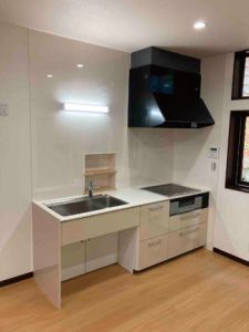 「おえ」があった場所にLDKを新設し、動線の中心となる部屋とした。キッチンは車椅子に座りながらの作業ができるタイプを選別