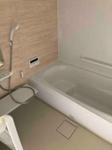 新設のユニットバスは、手摺や滑りにくい床材で安全なお風呂とした