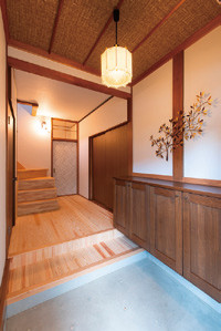 急勾配だった階段を玄関側に2段増やす2