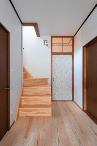 急勾配だった階段を玄関側に2段増やす