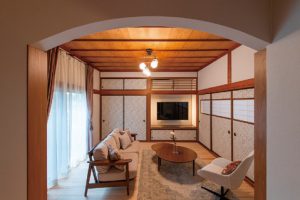 真壁、竿縁天井を生かした女性的なレトロモダン