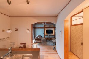 2か所の引戸を外して、空間をアーチで繋げた