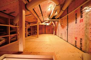 屋根裏空調ダクト配管