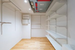 1階のファミリークローゼット。この部屋の天井に換気システムを格納