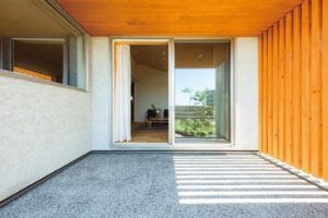 玄関横のスペースは、1,200mmと深く取った軒に加え、壁面をセットバックをすることで生活の様々なシーンに対応。雨天時の車からの荷物の出し入れや、来客時の駐車スペース等に活用できる（写真右）