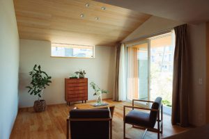 軒を深く取っているので、雨水も吹き込みにくい。窓を全開にして過ごすこともできる