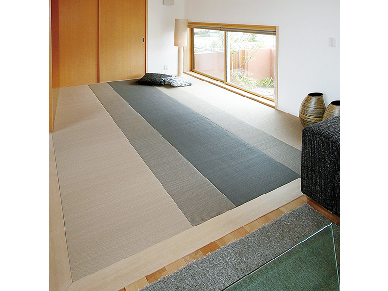 滝縞／takishima 耐久性は、い草畳の約5倍。日光による色あせもほどんどない。日々の手入れも簡単。しつこい汚れには台所洗剤とタワシ掛けもできる。