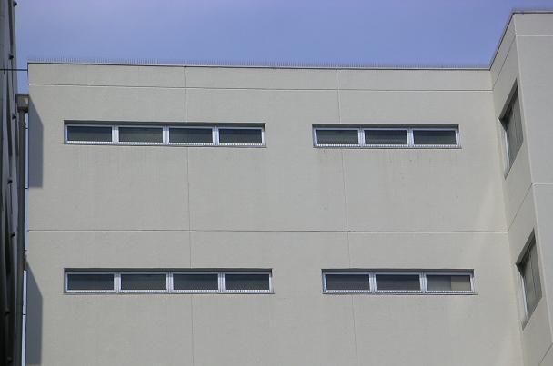 目立たないカラーを採用。