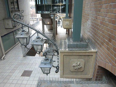 本体は柔らかく軽量のため、カットが容易で、複雑な設置箇所にも対応可能。
