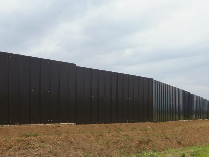 ダークブラウン色のカラー安全鋼板