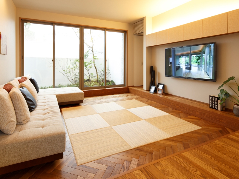 アースカラーコレクション 1.サンドビーチの施工事例。 ソファ、床(畳)のどちらでも座ったり、寝転んだり、好みのスタイルでリラックスできる。