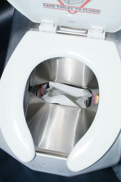 使用後ペダルを踏み込む。便は敷紙に包まれて、焼却炉へ落下。同時に焼却サイクルがスタート。