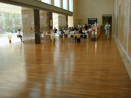 ［女子学園のカフェショップ］
施工製品:T12(10+2)×W76×L909mm 土足使用のため、疵が付いても自然に復元する。 チークオイル塗装製品を施工。