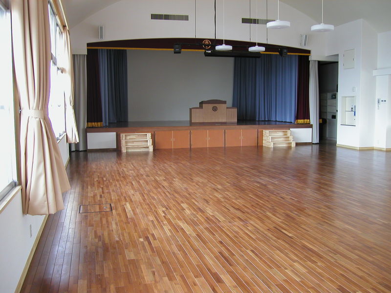 ［保育園遊戯室と舞台］
施工製品:No.10 T12(10+2)×W76(2J)×L909mm ウレタンセラミック塗装