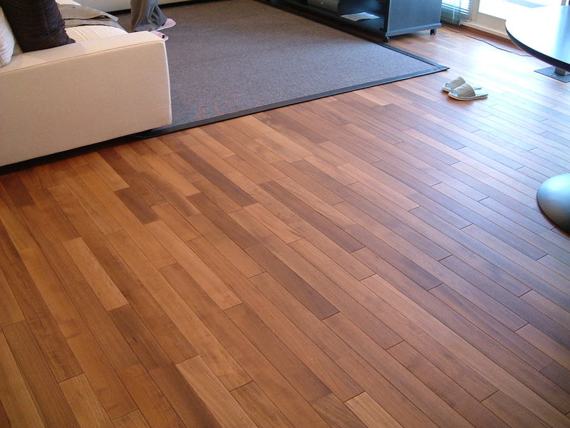 新築マンション スラブ直貼り床のマンション(7,500㎡施工) スラブ厚230mm・リビング 施工例 ウレタンクリア塗装製品