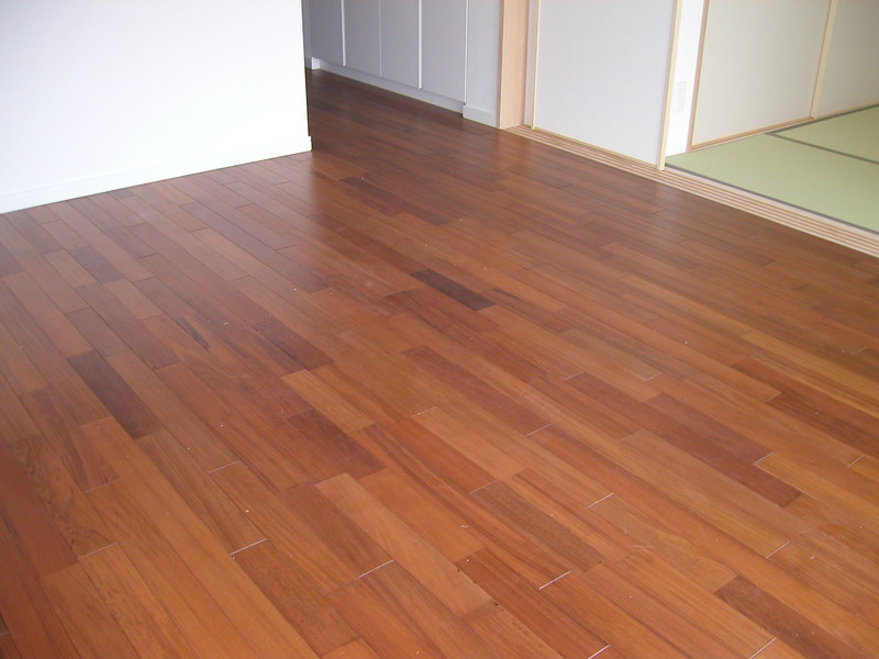 新築マンション スラブ直貼り床のマンション(2,500&#13217;施工) スラブ厚210mm・リビング 廊下施工例 ウレタンノンスリップ塗装製品