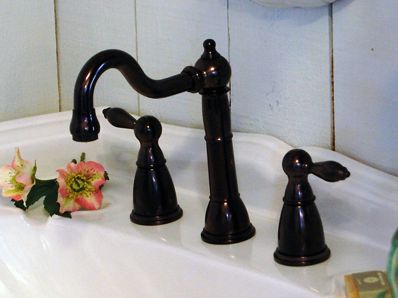 グラマラスなシンクに合う水栓をチョイス。  (ST-42190-ORB セヴァーン・オイルラブドブロンズ　\68,000)