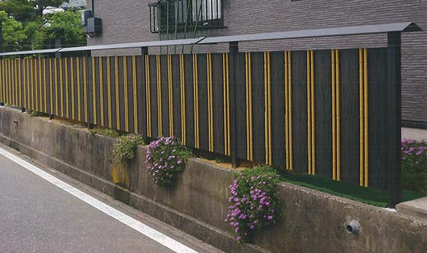 堅板張の隙間にエイコーポール２２Φイエローを組み込んだシンプルなデザインの創作垣