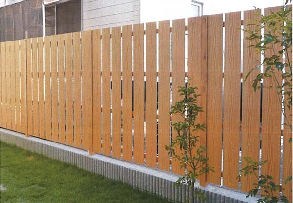 少し明るめのオーク木目　堅板張　翠緑とのバランスが心地よい