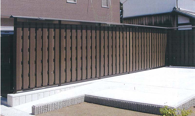 大和張　表裏の板の隙間より光を取り入れることの出来る板塀
