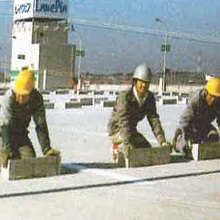 強大な接着力と優れた耐衝撃性を有するエポキシ樹脂が主成分。ブロック1個当たり、わずか300gで充分性能を発揮する。