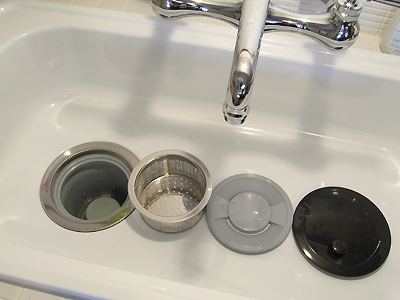 付属の排水キット。 防臭用の内蓋、外蓋 ステンレス製ゴミネット 排水口から上がってくる臭いも防ぐことができる。