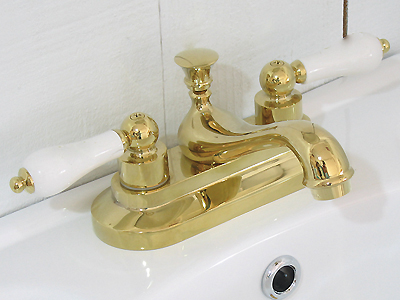 純白の陶器にブラス色の水栓は定番の組み合わせ。 (A0-2122 サンタフェ ブラス \36,000)