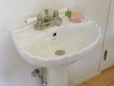 艶消しのブラッシュドニッケル色。ステンレスよりは暖かみのある色合い。 (A0-2122BN サンタフェ ニッケル \38,000)