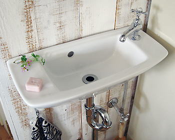 少しすっきりしたデザイン。 (WB110 スリムウォール ウォールハングシンク　\28,000)