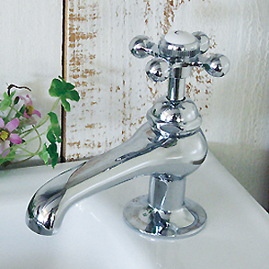 すっきりめのシンクにはすっきりめのクローム色の水栓が最適。 (P0012C エンジェル クローム \9,500)