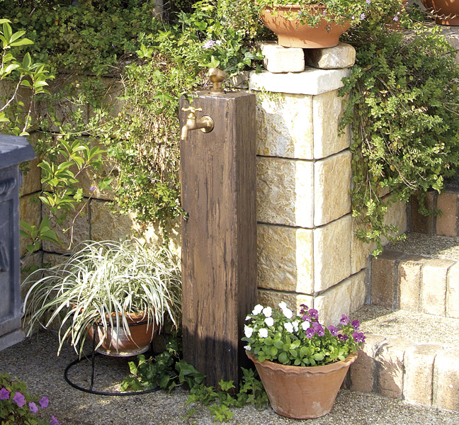 虫喰い跡やひび割れ等、リアルな古木の質感をそのまま再現したランバータイプ。\72,500～（税別）。専用水受けパンあり。