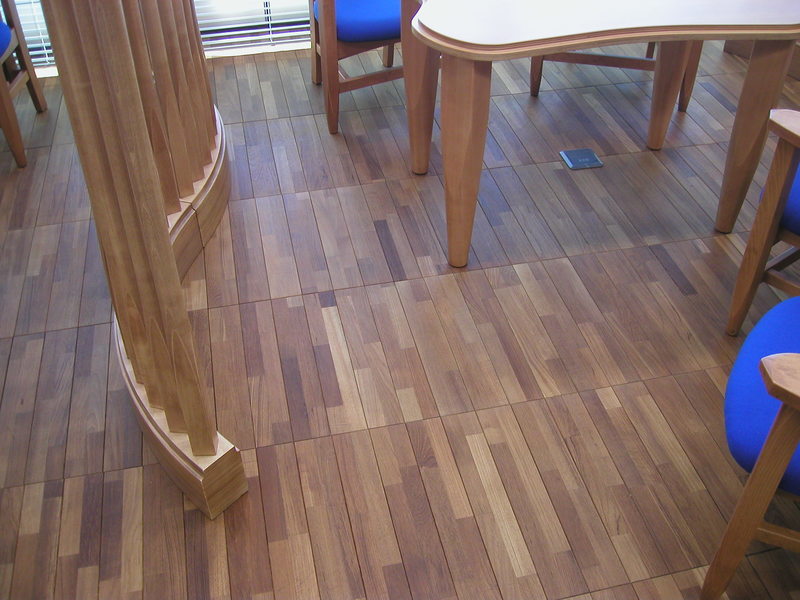 応接スペース □500のフローリングブロックを流し貼り チークオイル塗装製品