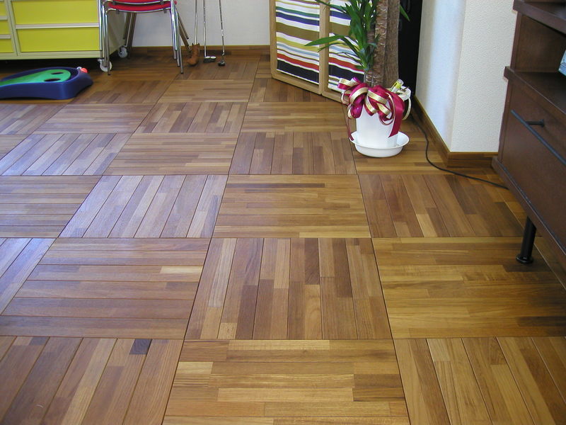 オフィスに施工 市松貼り チークオイル塗装製品