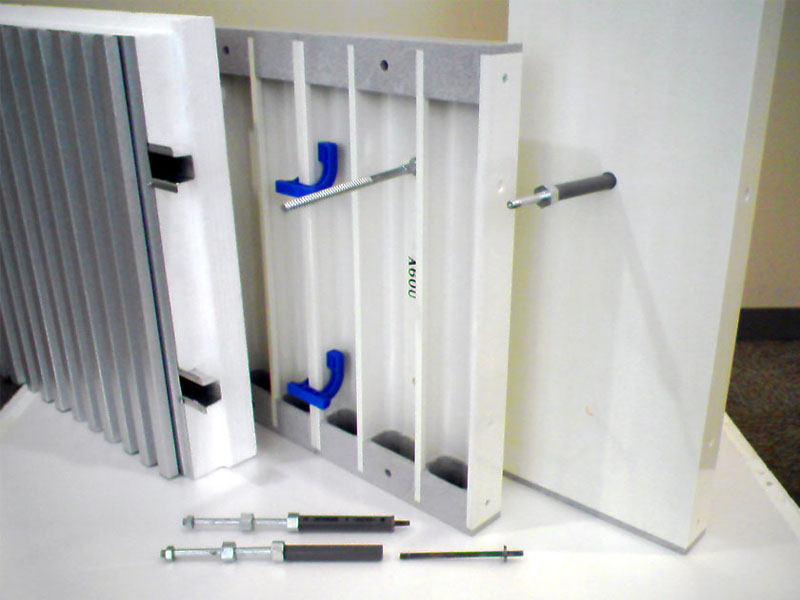 高性能型枠を生かす、クリップや打込み断熱材、断熱セパレータなどの専用パーツにより、耐震性・耐火性に優れたRC住宅を木造並みの価格で施工可能に。