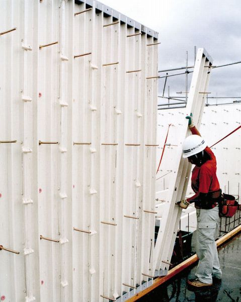 幅30cmのパネルが14kgの軽さで、熟練工を要さず簡単に組み立てられる。幅18cmと6cmのパネルもあり、寸法調整可能。