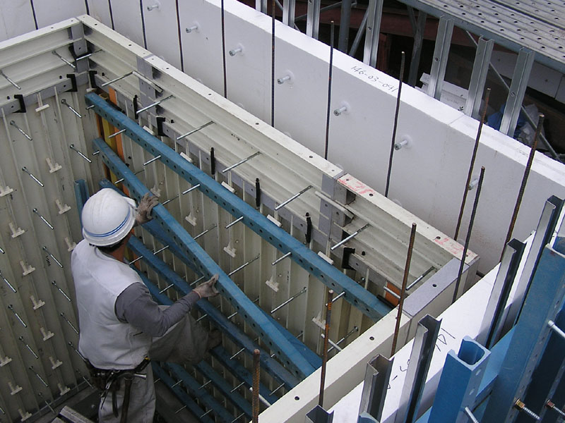 型枠の強度・精度を生かして、反対側の型枠を断熱材にできる。蓄熱性の高いコンクリートを断熱材で覆った外断熱・省エネ住宅をコストアップなしで実現。