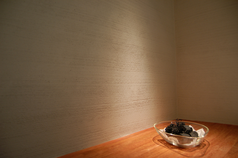 嫌な臭いや家具などから揮発する化学物質を短時間で吸着し再放出しない特質を持つ。エアコンや空気清浄機の稼動を抑えて節電にも貢献する