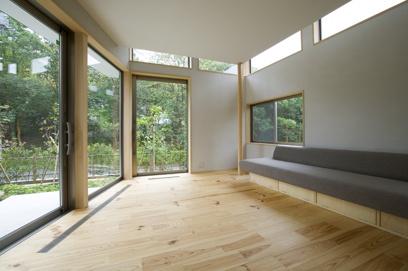 自然の吸放湿作用で室内の空気を常に快適に保つ。結露を防いでアレルギーの原因となるカビ・ダニの発生を抑える。