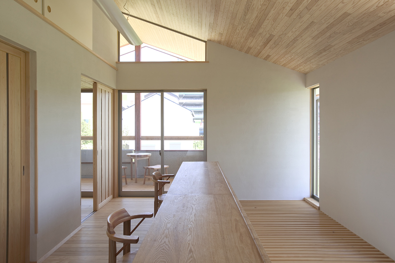 室内の湿度を調整し結露を防ぐから、アレルギーの原因となるカビ・ダニの発生を抑えて快適な室内空気環境を実現。