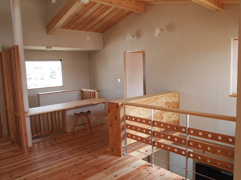 室内の湿度を調整して結露を防ぎ、アレルギーの原因となるカビ・ダニの発生を抑制。エアコンや空気清浄機など電気機器に頼ることなく室内の空気環境を清浄化する。